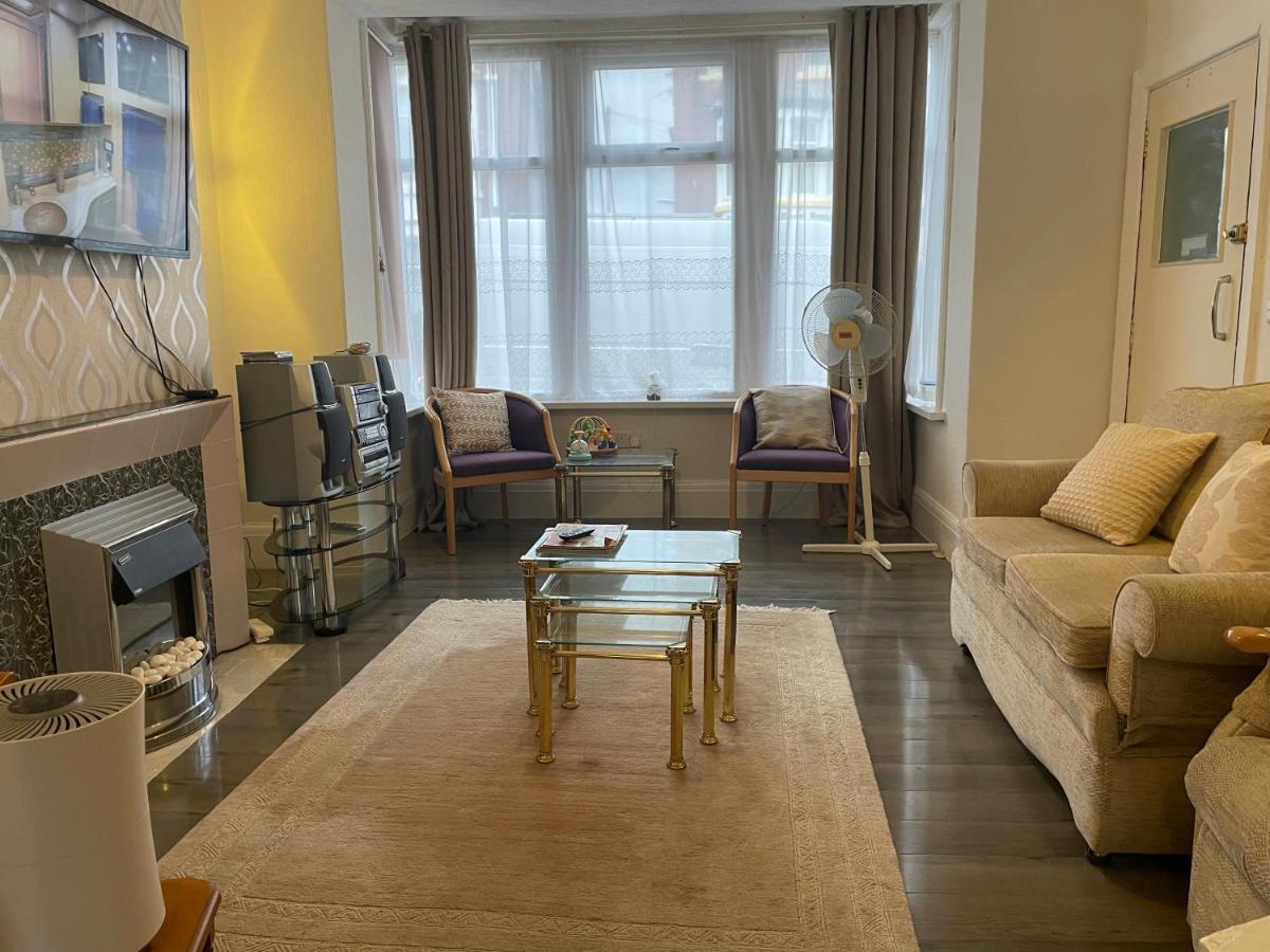 Renovated 4-Bed Home - Sleeps 9 - Parking - Spa แบล็คพูล ภายนอก รูปภาพ